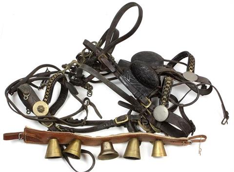 3 Pferdehalfter und Glockenband