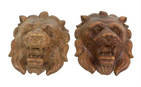 2 geschnitzte Löwenköpfe